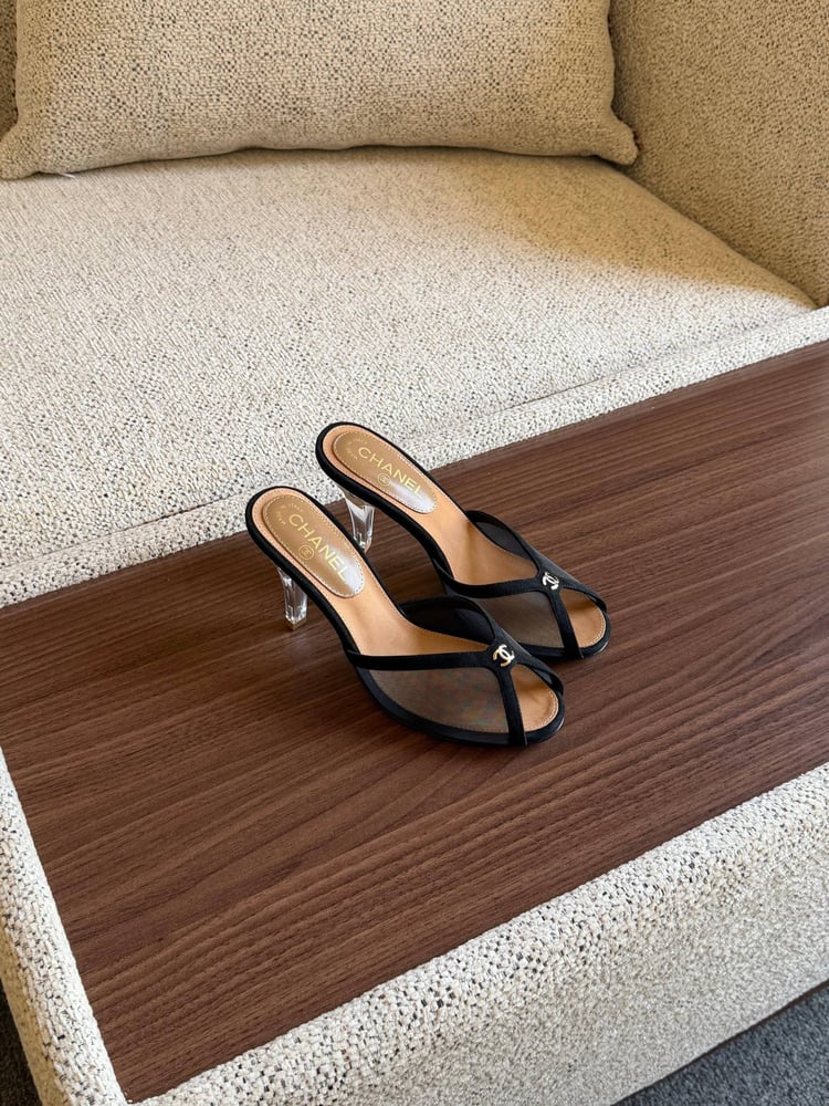 كعب  شانيل CHANEL شفاف قزاز