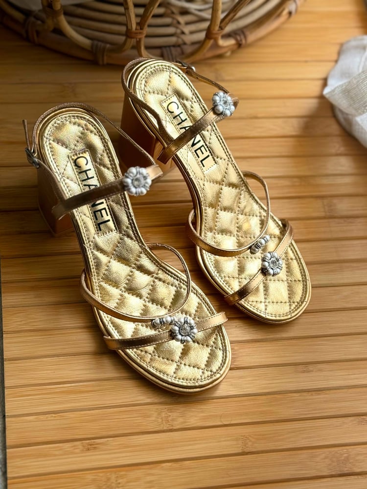 صندل شانيل كعب عالي مرصع باللؤلؤ Chanel