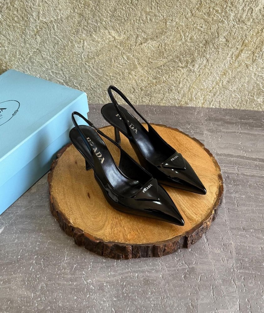 كعب برادا PRADA مثلث الشكل