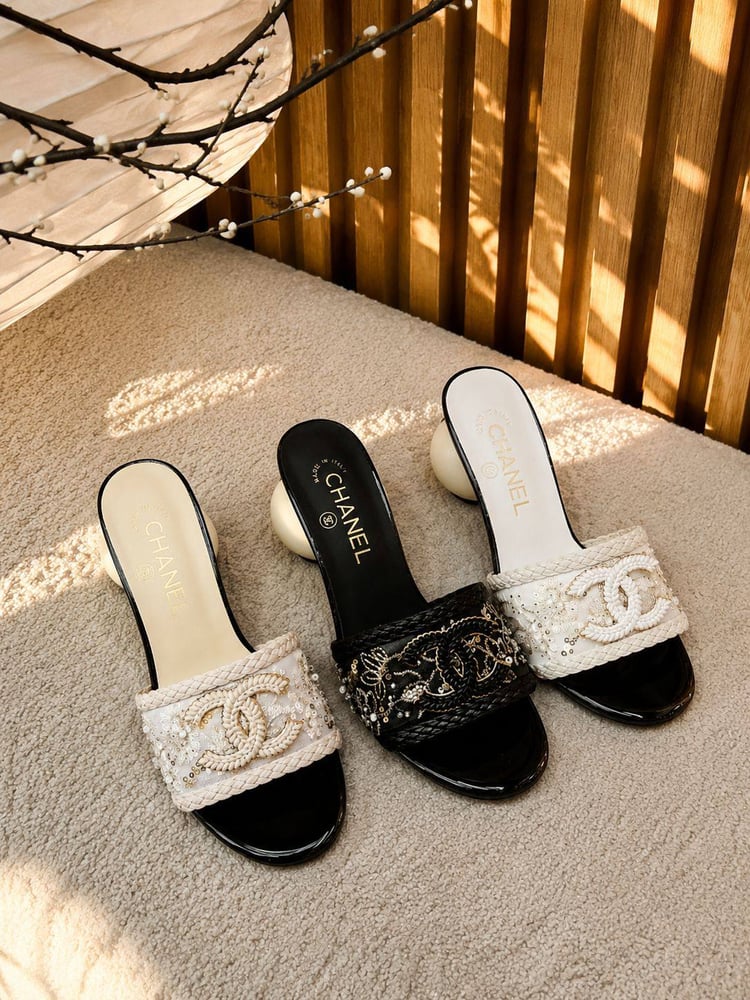 كعب شانيل ميول بكعب كروي وشعار  Chanel