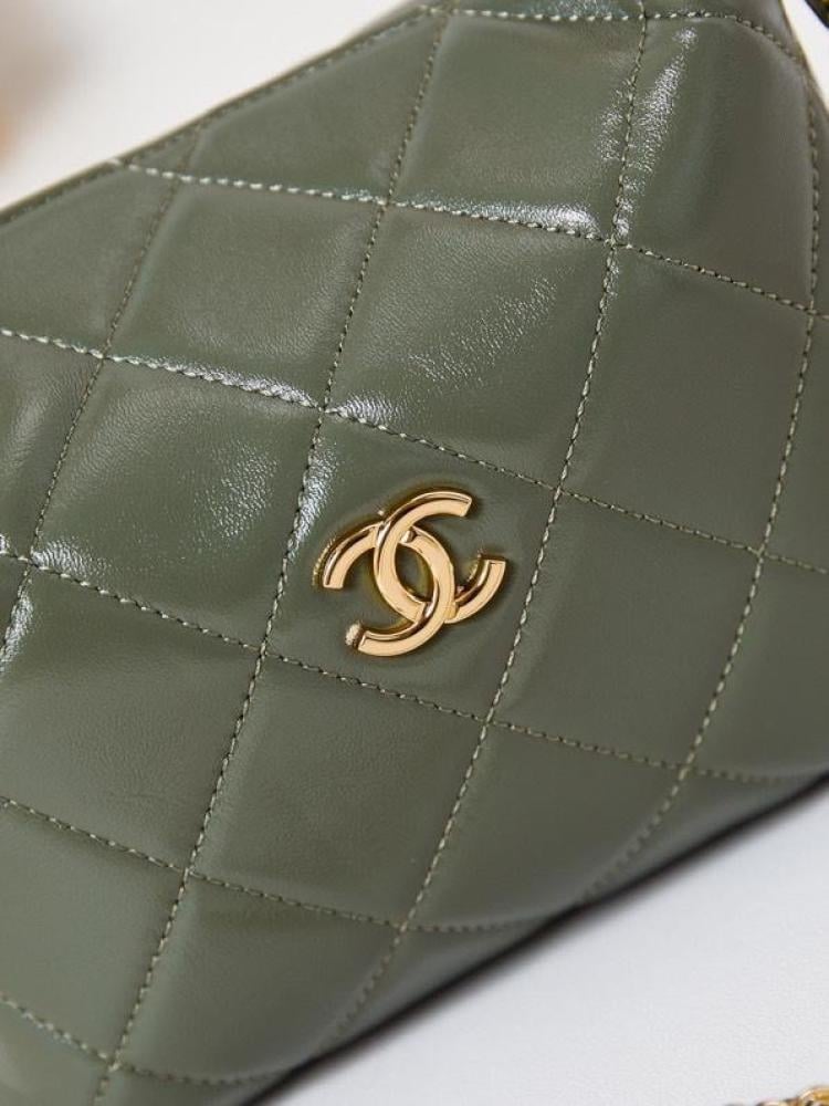 Chanel size 18.5 cm