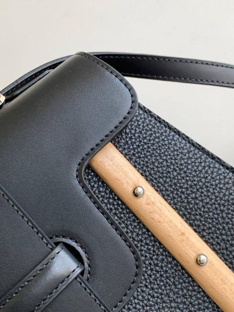 Goyard size 28 cm