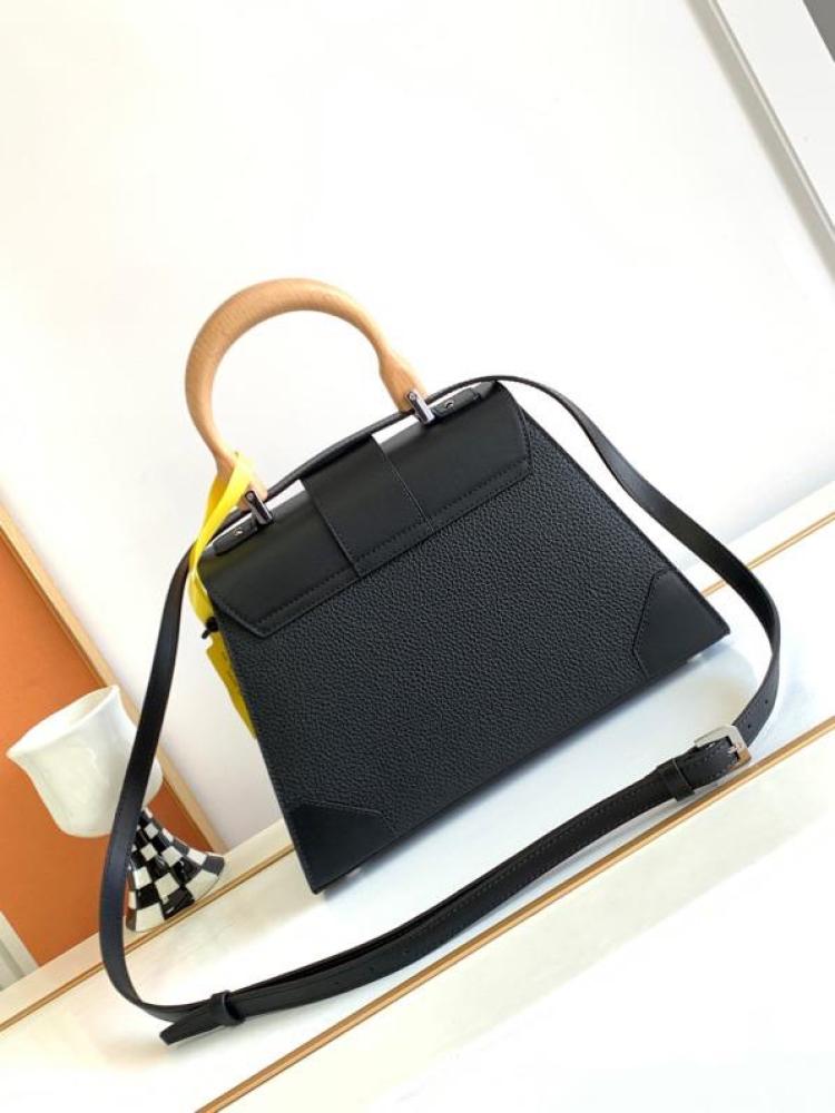 Goyard size 28 cm