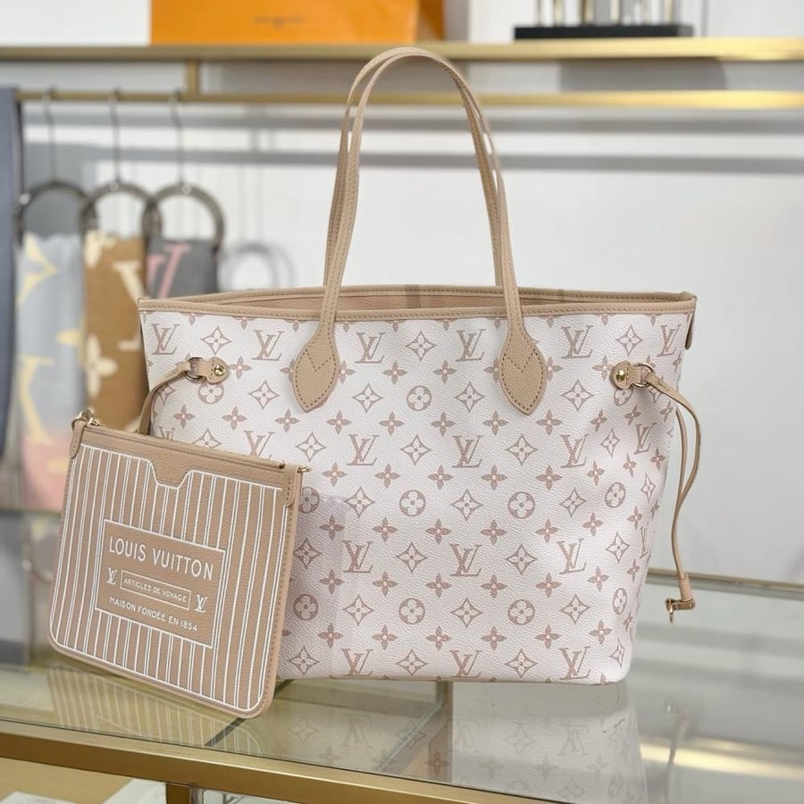 Louis Vuitton size 31 cm