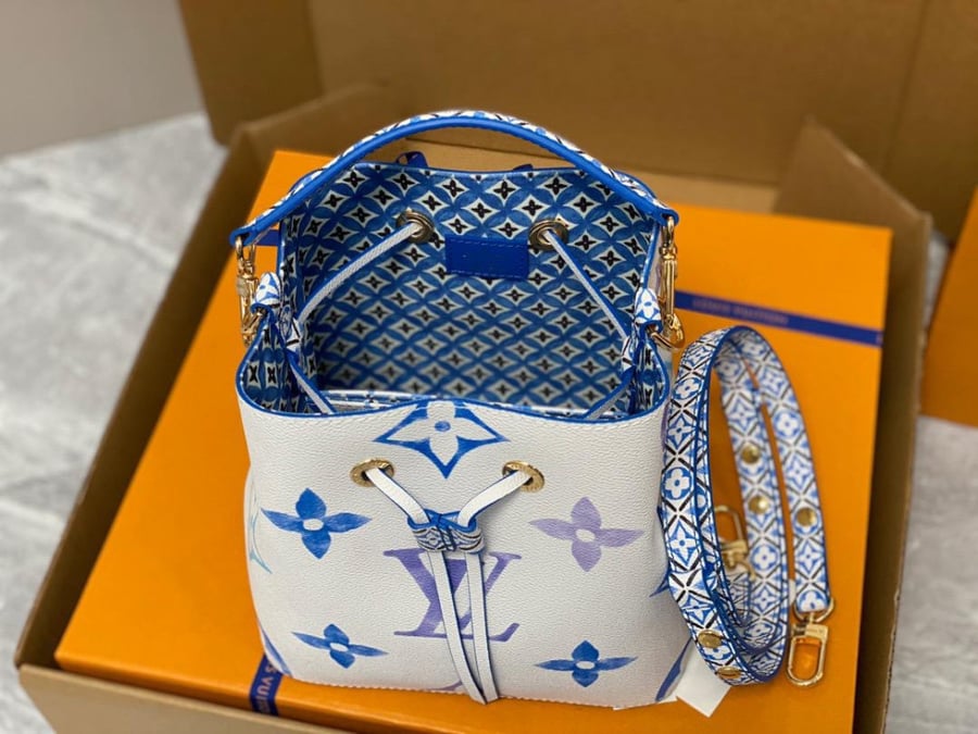 Louis Vuitton size 20 cm