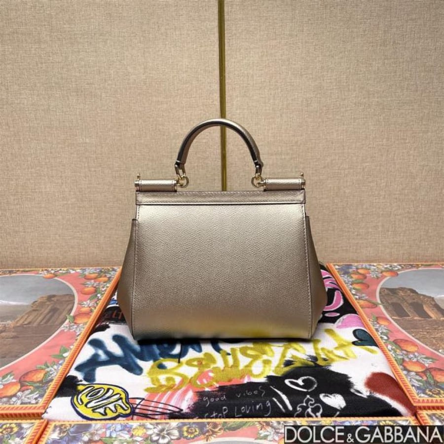 Dolce & Gabbana 20 cm size