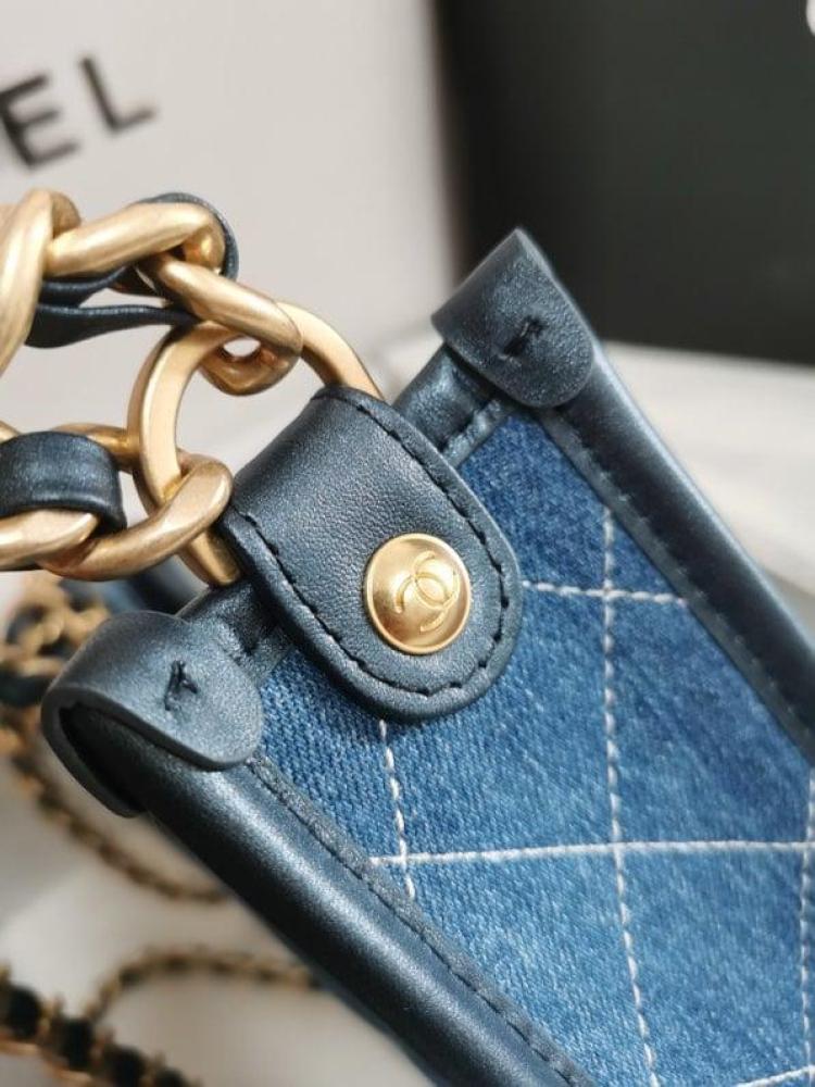 Chanel size 20 cm