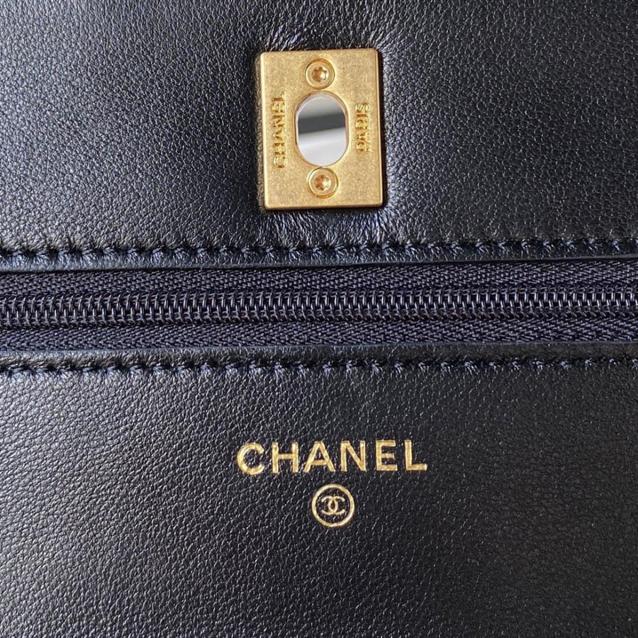 Chanel size 19 cm