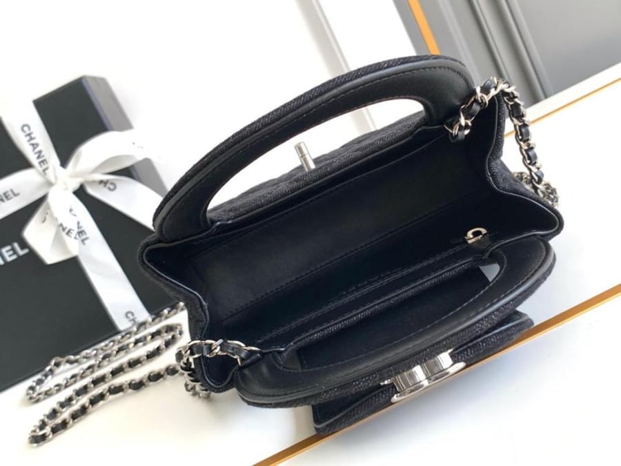 Chanel size 19 cm