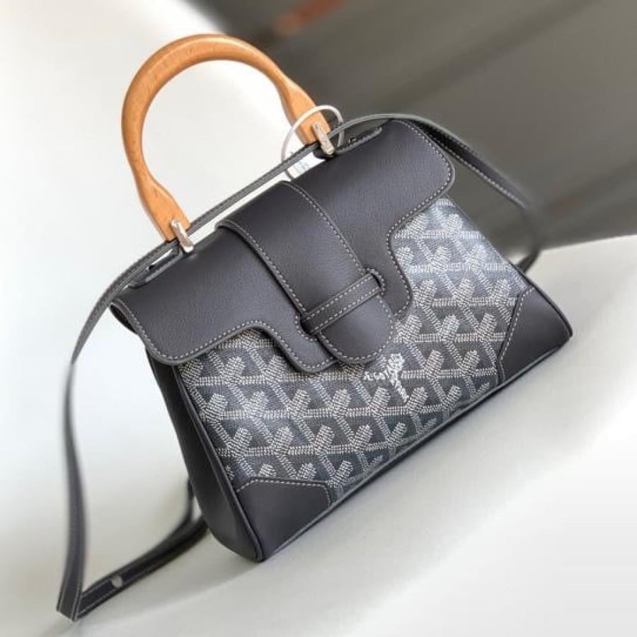 Goyard size 20 cm