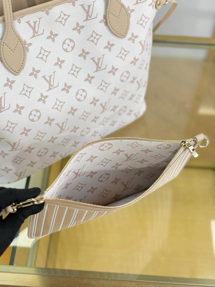 Louis Vuitton size 31 cm