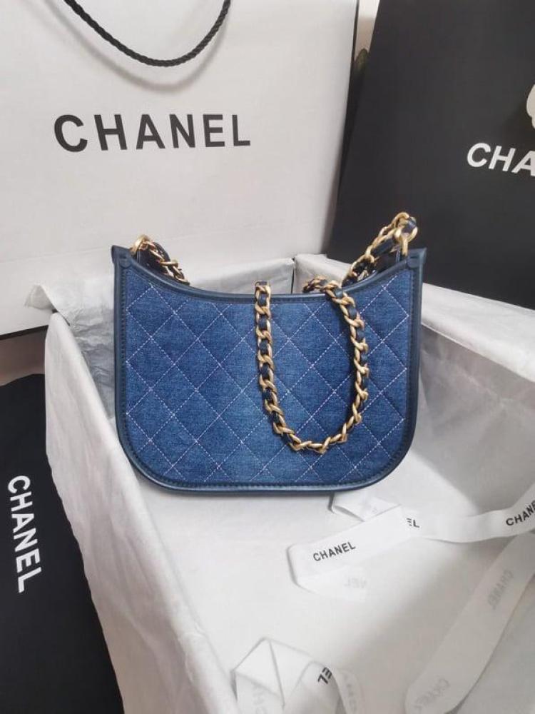 Chanel size 20 cm