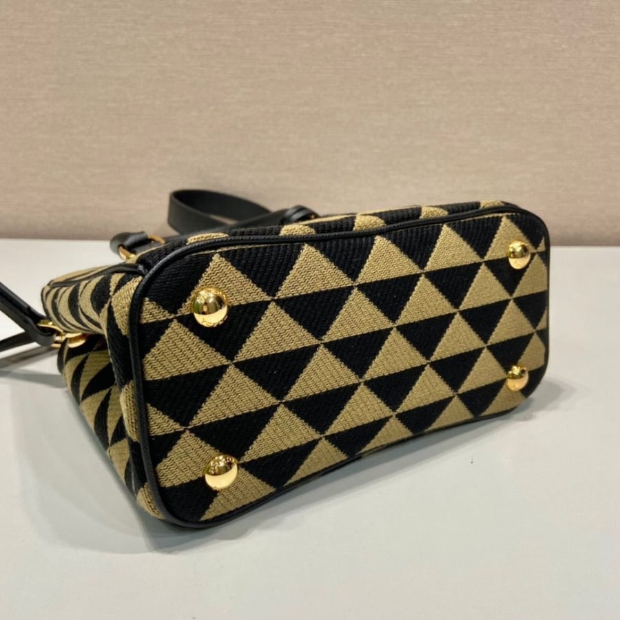 Prada 20 cm size