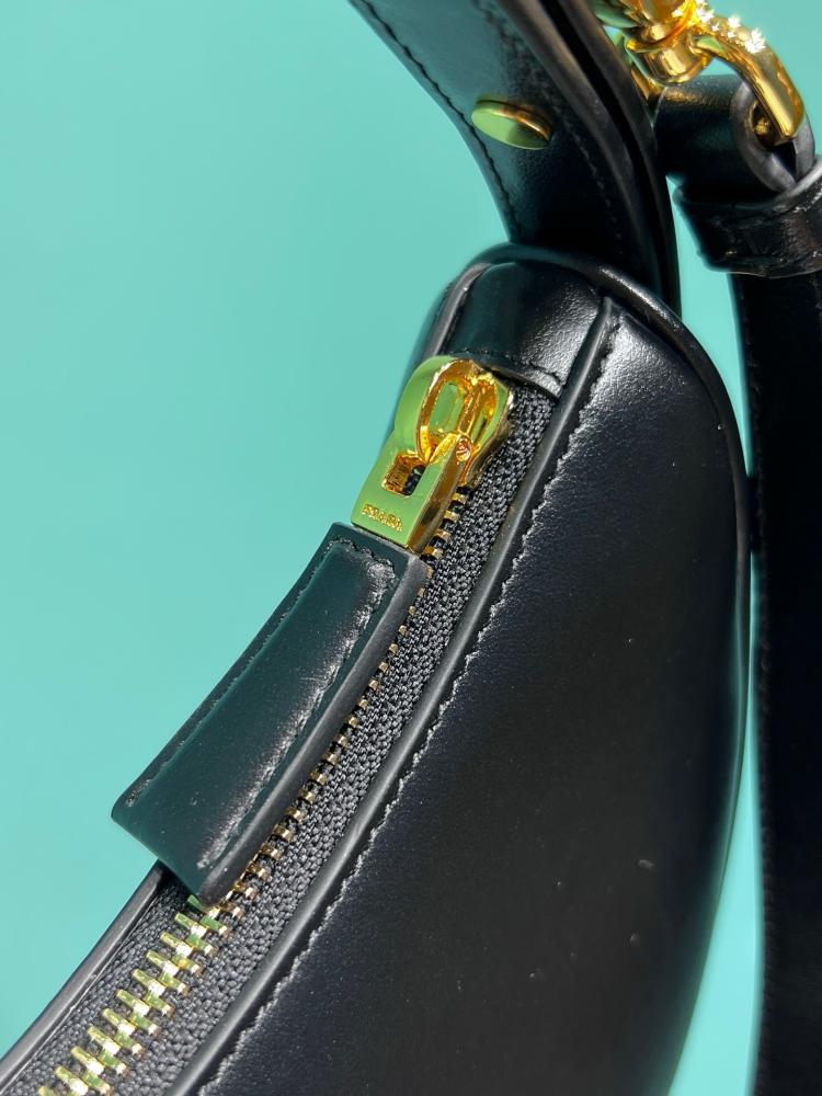 Prada 18 cm size