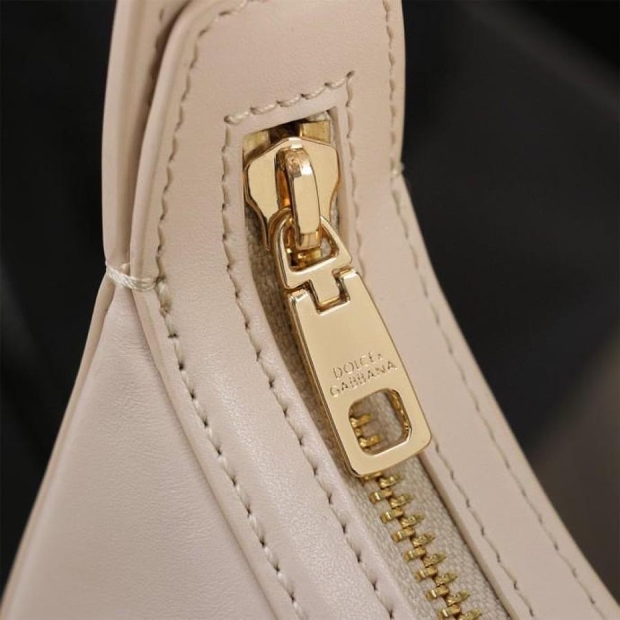 Dolce & Gabbana 22 cm size
