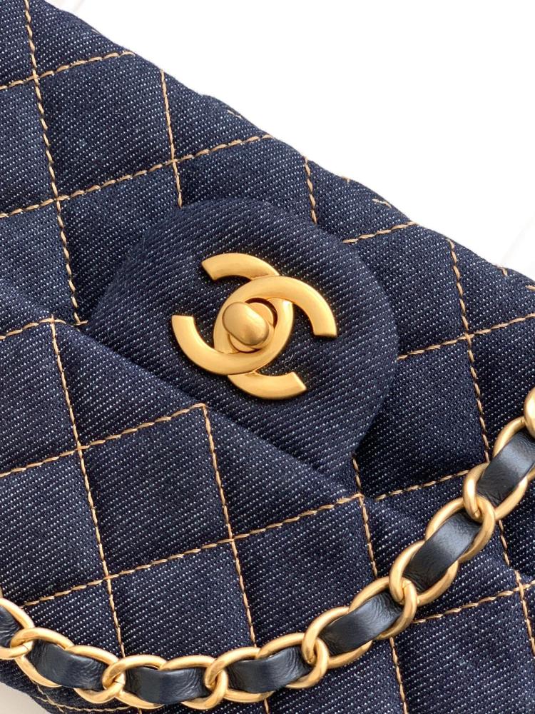 Chanel size 20 cm