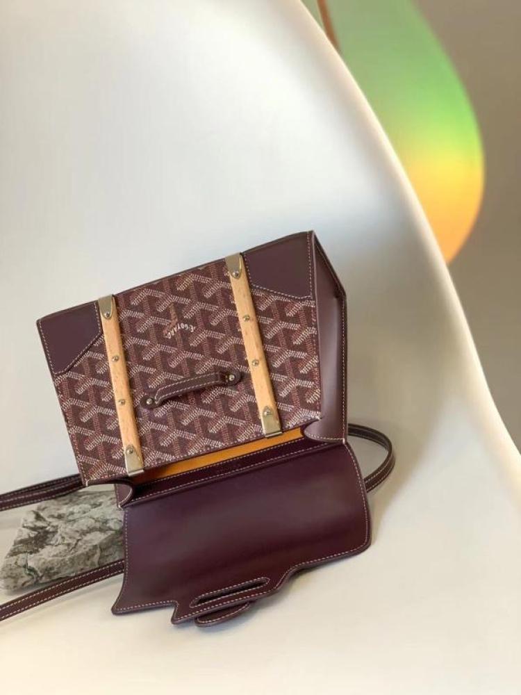 Goyard size 20 cm