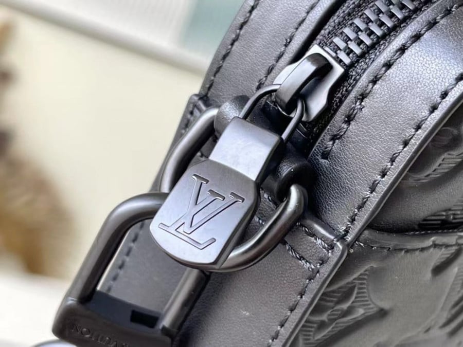 Louis Vuitton size 25 cm