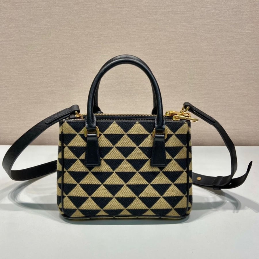 Prada 20 cm size