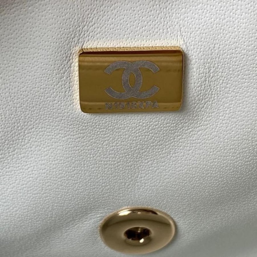 Chanel size 20 cm