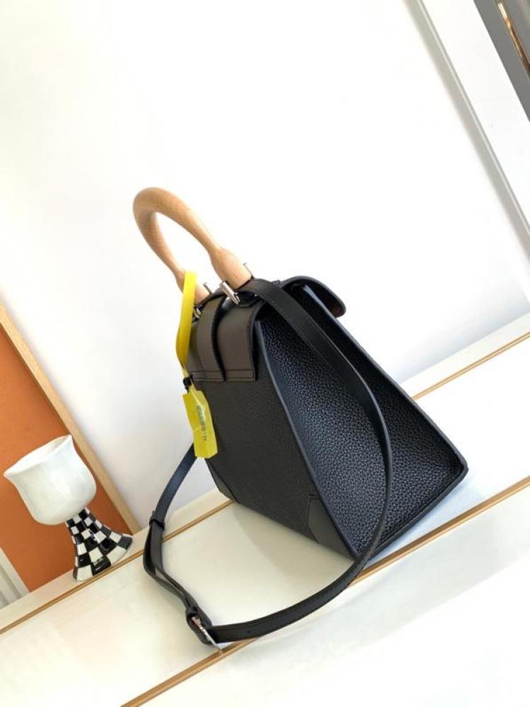 Goyard size 28 cm