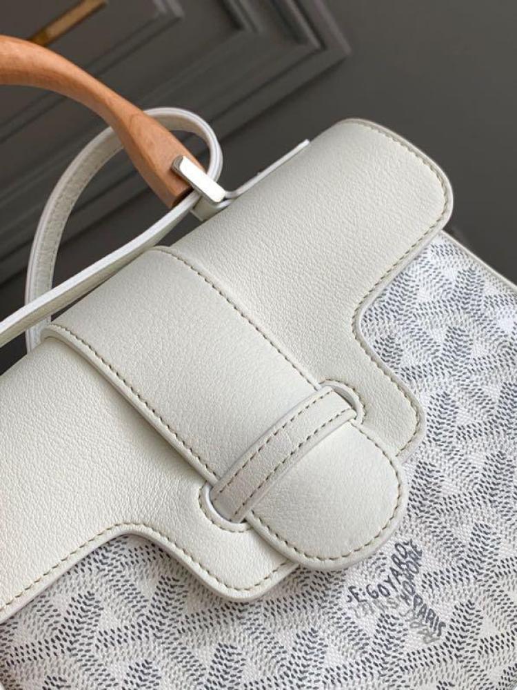 Goyard size 20 cm