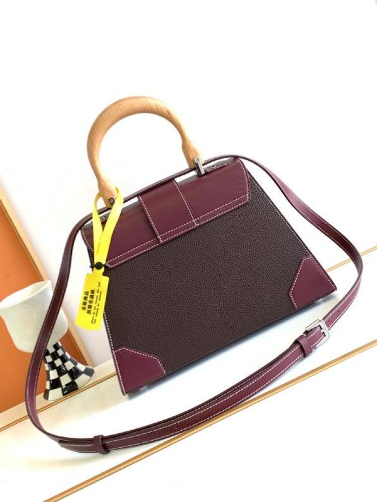 Goyard size 28 cm