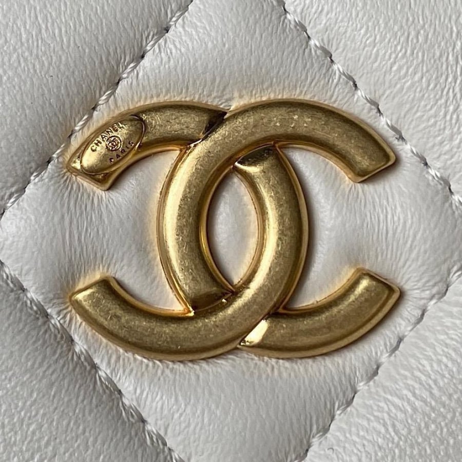 Chanel size 18 cm