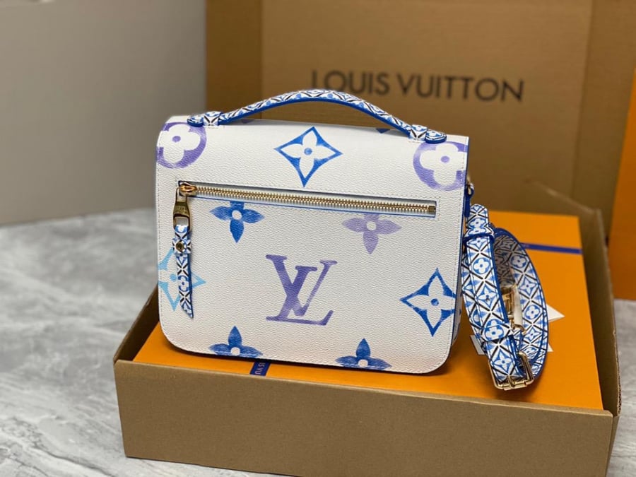 Louis Vuitton size 25 cm