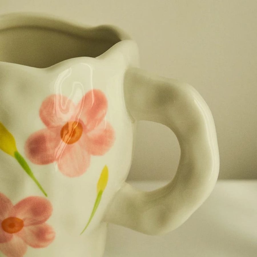 The flower cup with a capacity of 335 ml
