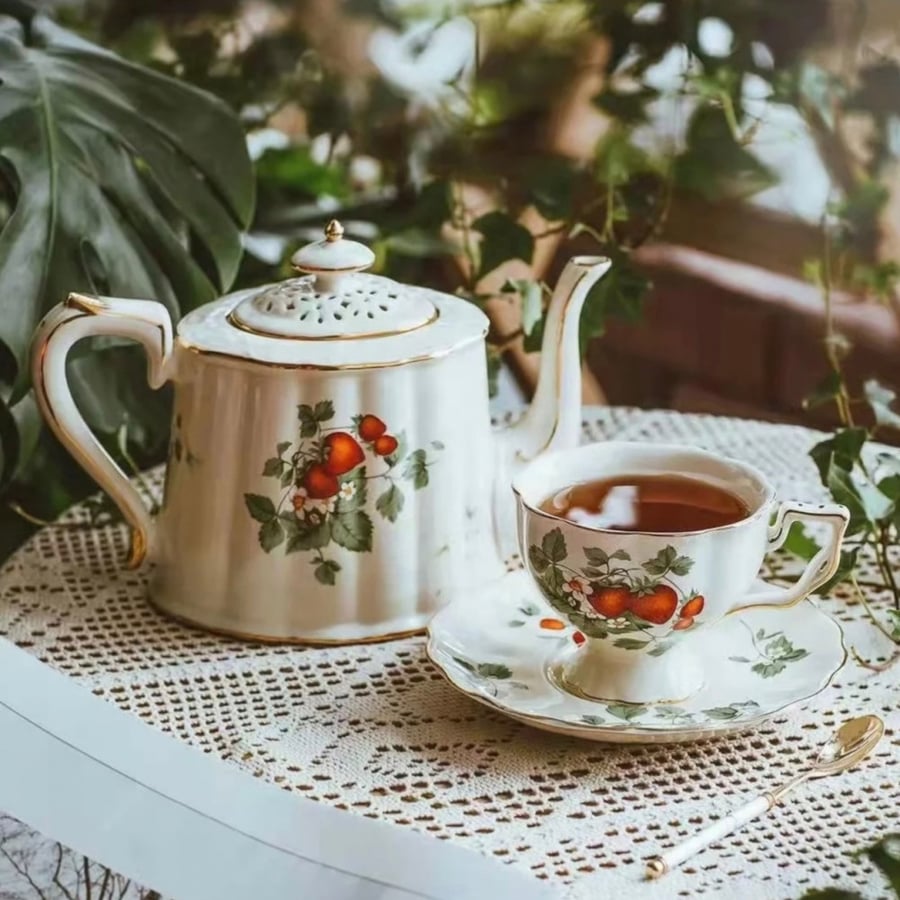 ابريق شاي بزهرة الفراولة
