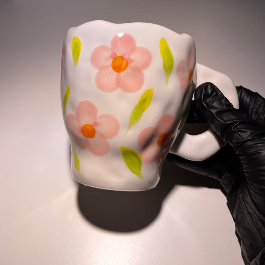 The flower cup with a capacity of 335 ml