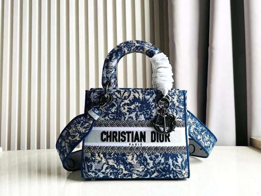 DIOR