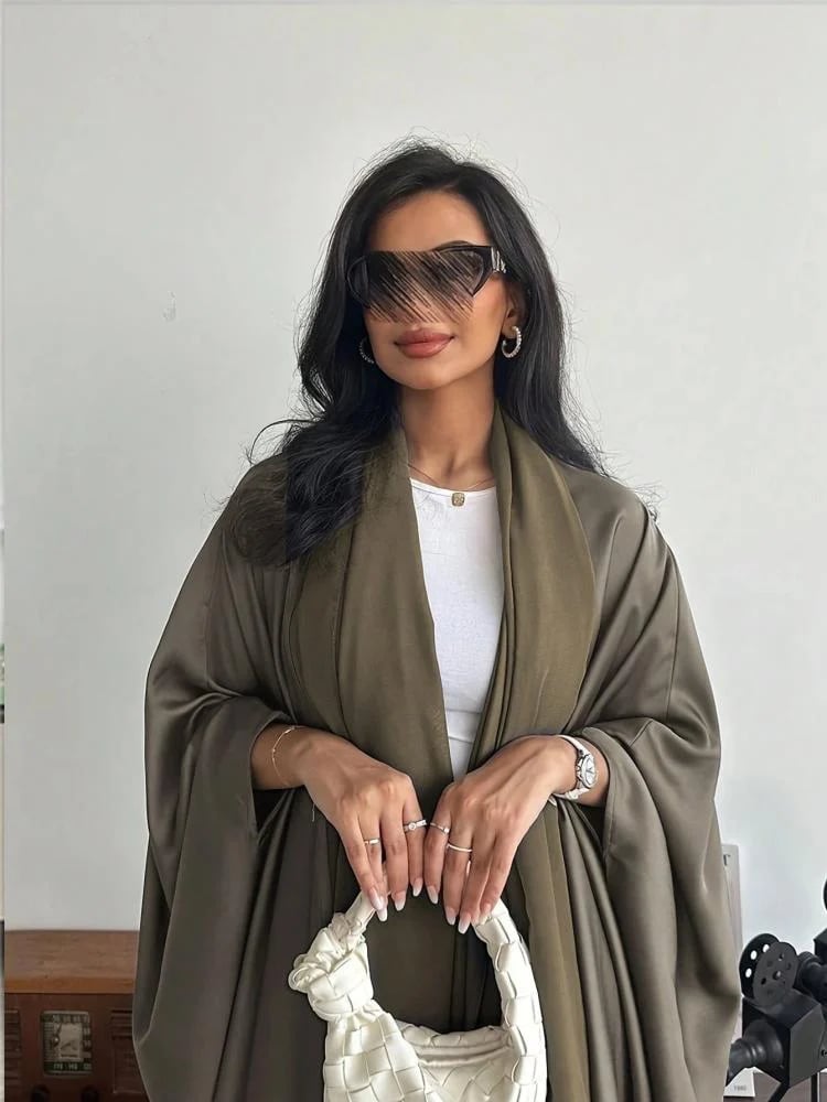 طقم رداء فضفاض بلون موحد وأكمام خفاشية مع حجاب بأسلوب