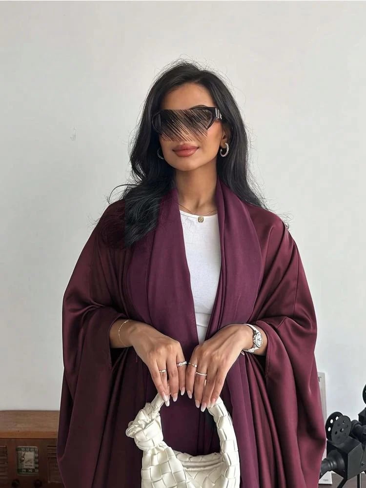 طقم رداء فضفاض بلون موحد وأكمام خفاشية مع حجاب بأسلوب