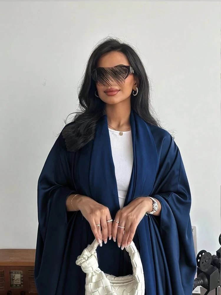 طقم رداء فضفاض بلون موحد وأكمام خفاشية مع حجاب بأسلوب