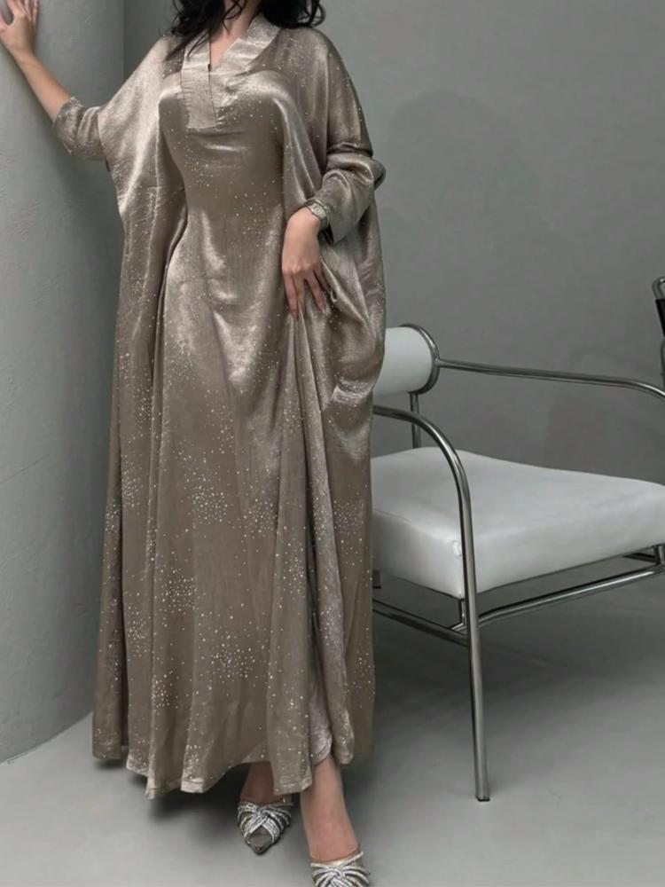 فستان نسائي طويل مزين بأحجار الراين بتصميم شرقي أنيق