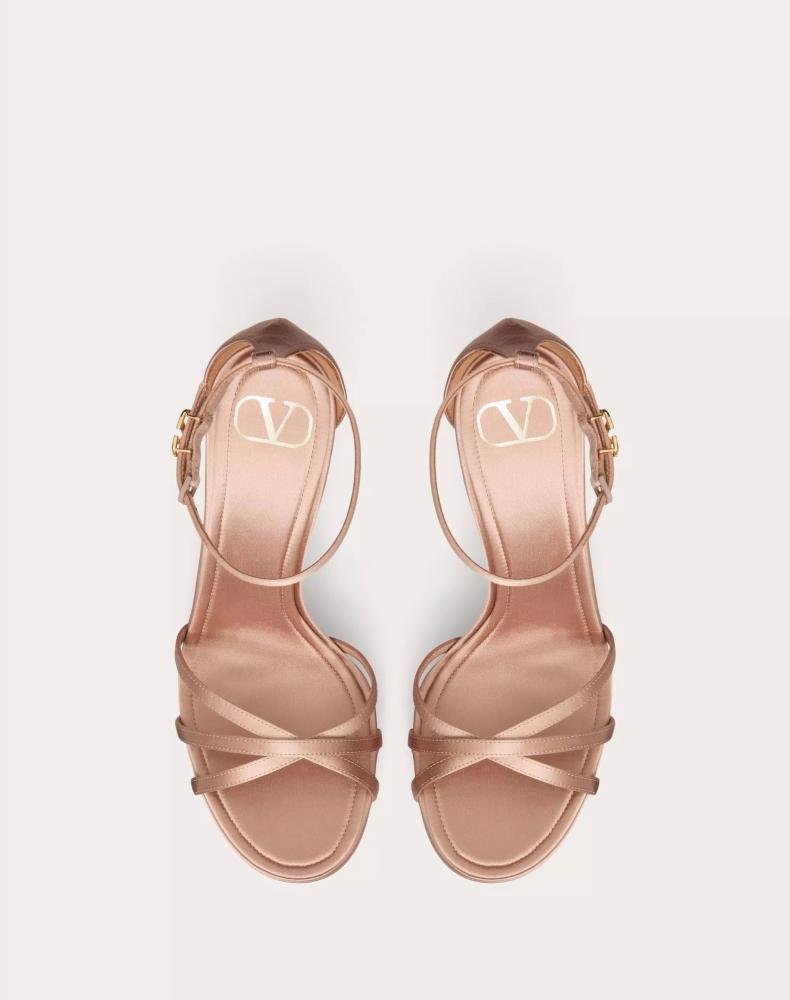 كعب valentino