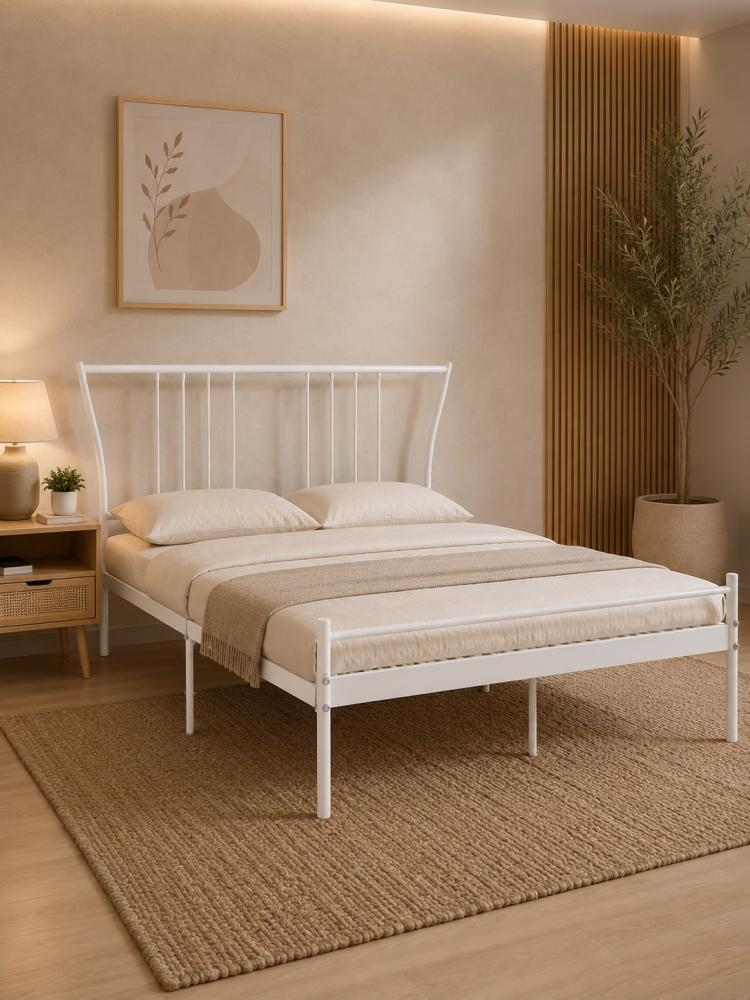 سرير مرتب بخامة معدن أبيض 140 × 200 سم