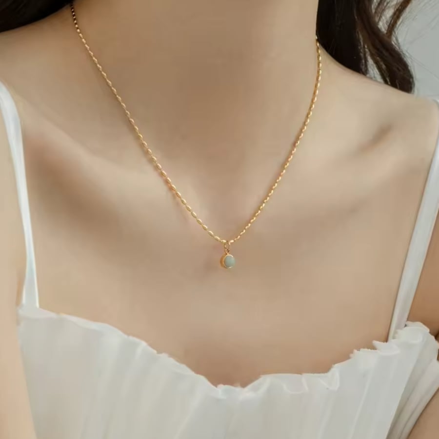 green stone round necklace