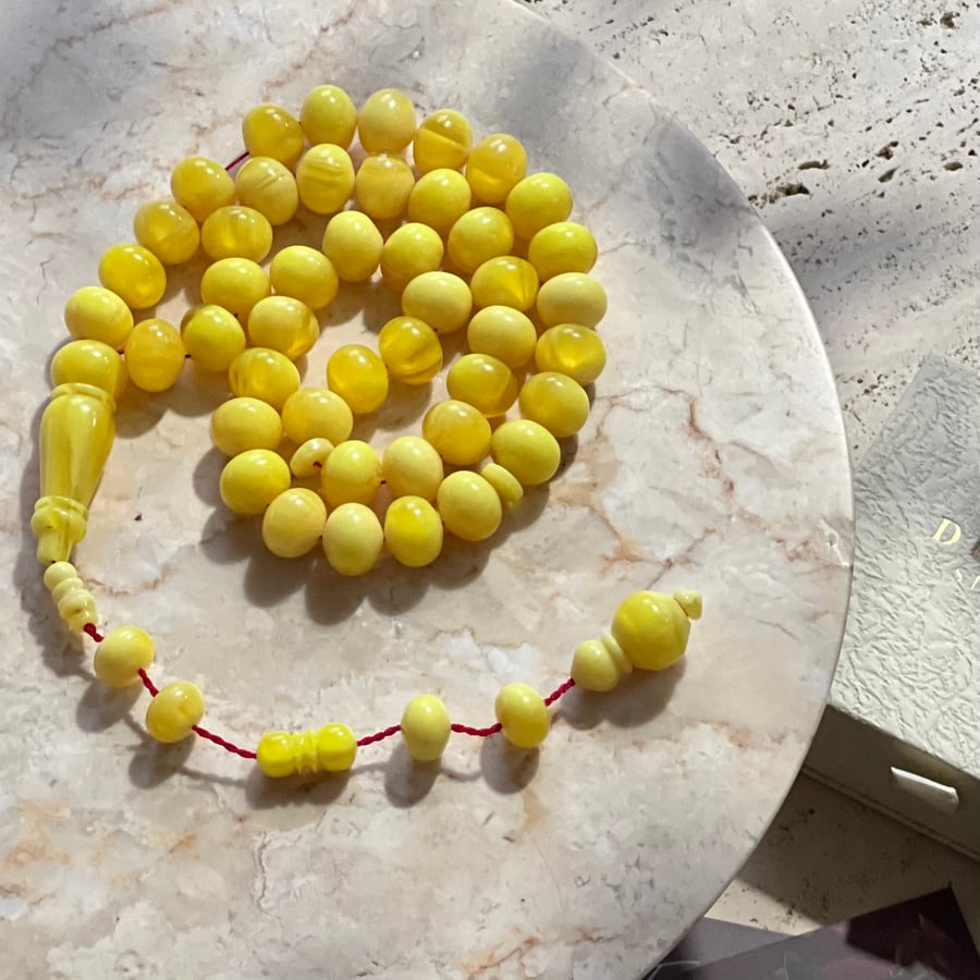 سبحة بكلايت كريمي خيط احمر
