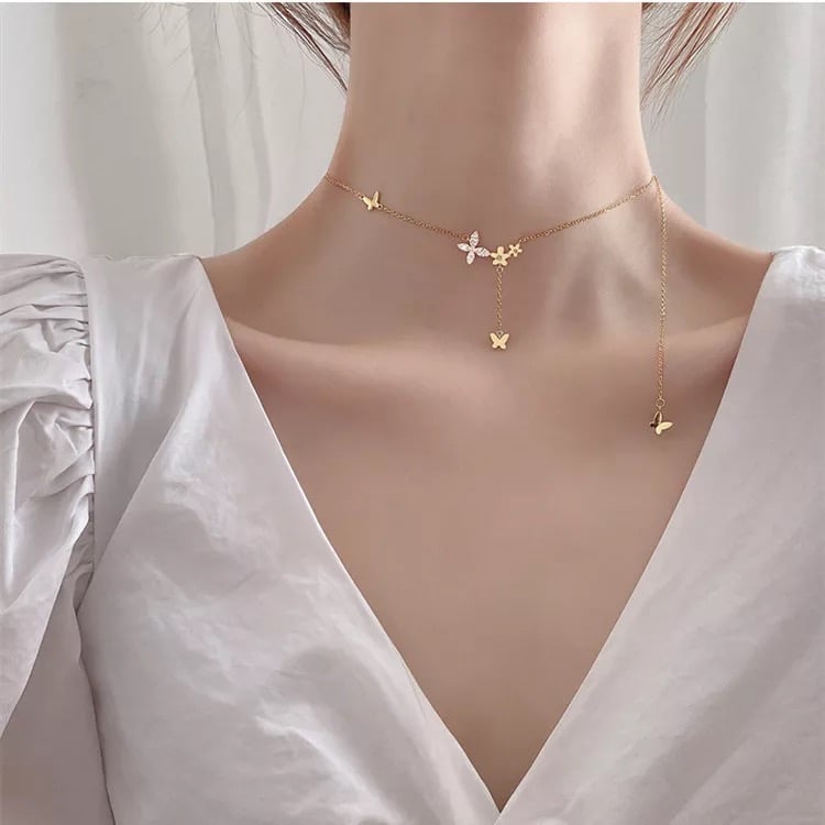 سلسال فضة بتعليقه فراشات