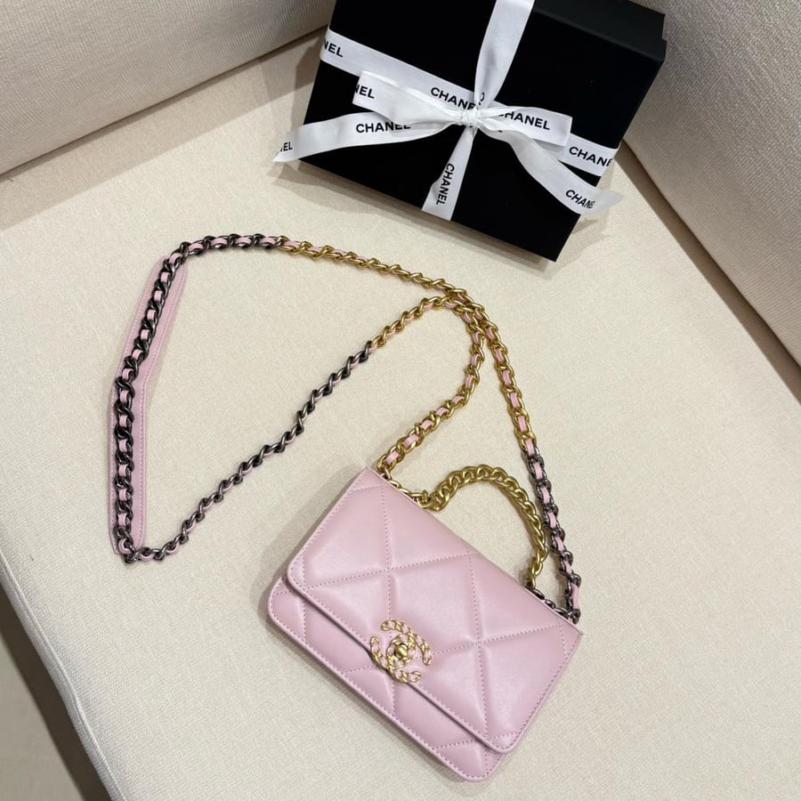 Nineteen Chanel size (21 cm)