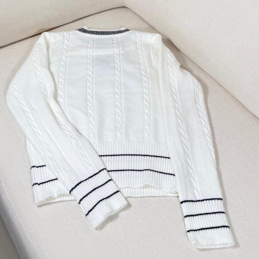 سويتر شانيل ( اللون أبيض ) sweater Chanel