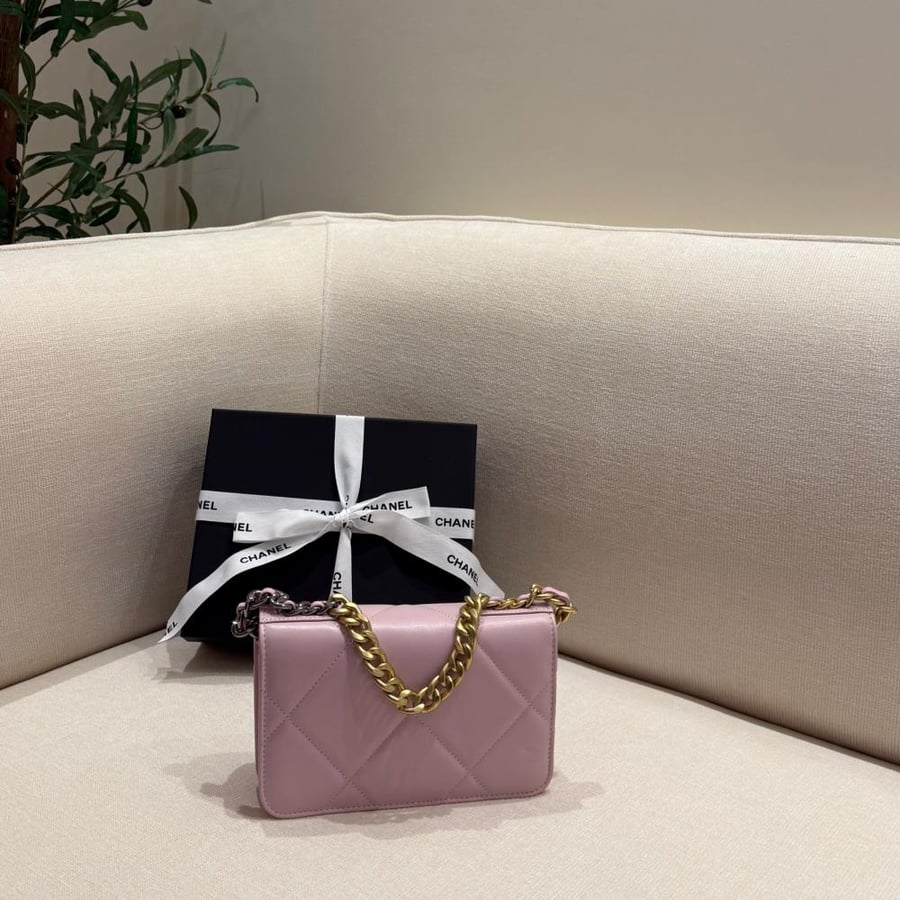 Nineteen Chanel size (21 cm)