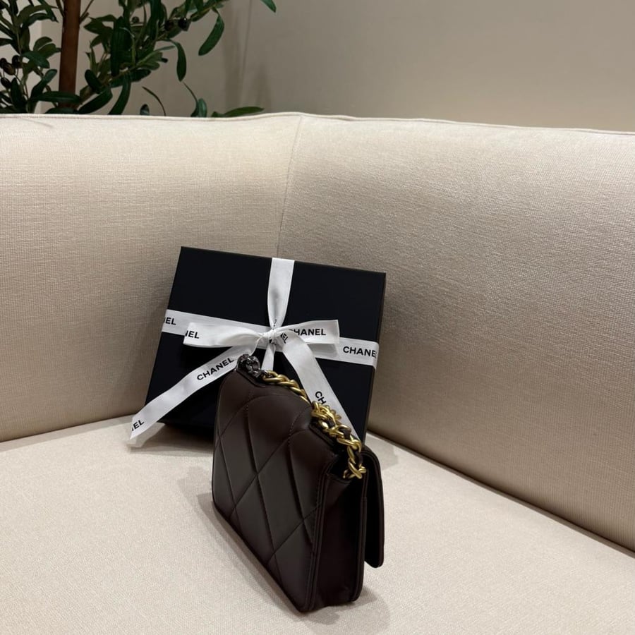 شانيل ناينتين مقاس ( 21 cm ) NINETEEN CHANEL ( اللون عودي )