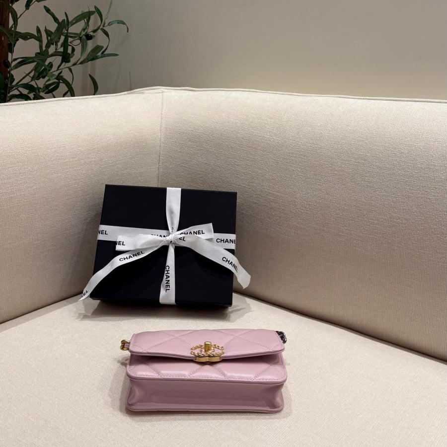 Nineteen Chanel size (21 cm)