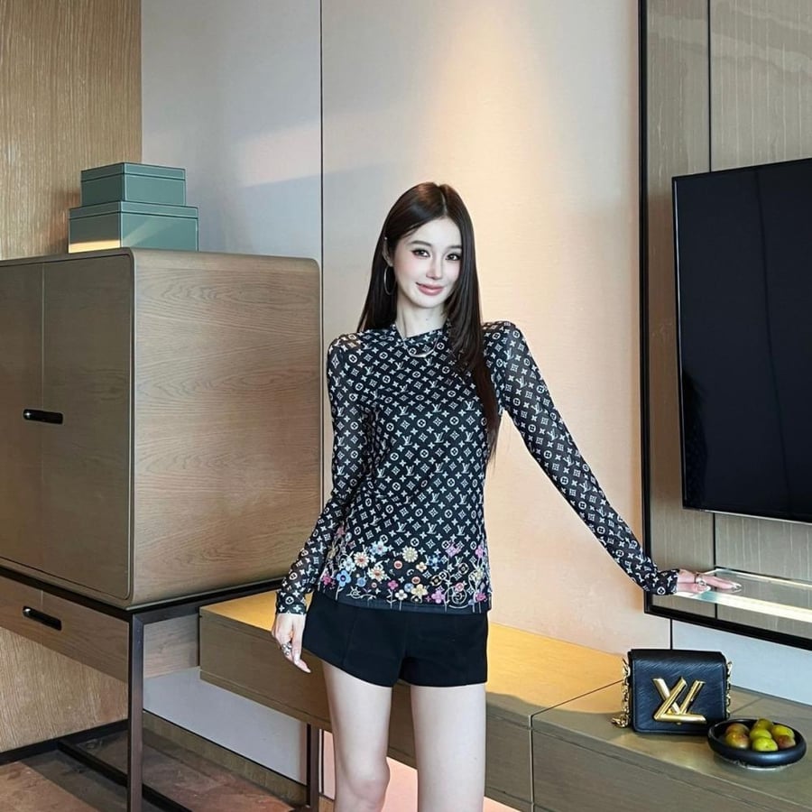 Long-sleeve top بلوزة