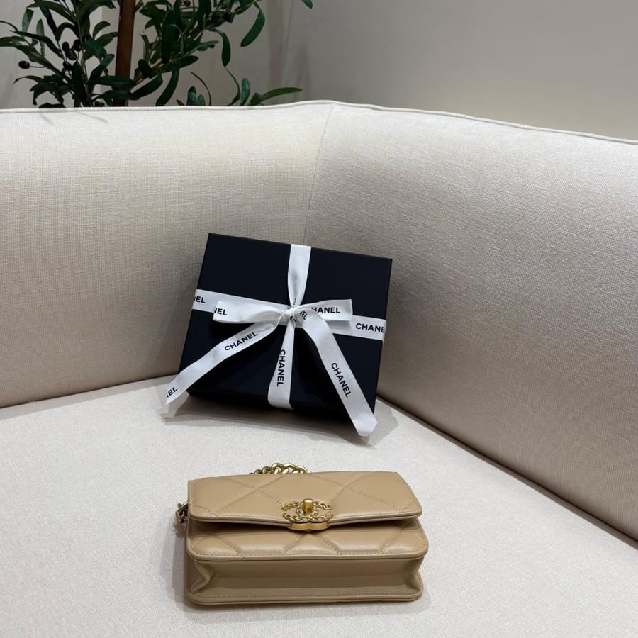 شانيل ناينتين مقاس ( 21 cm ) NINETEEN CHANEL