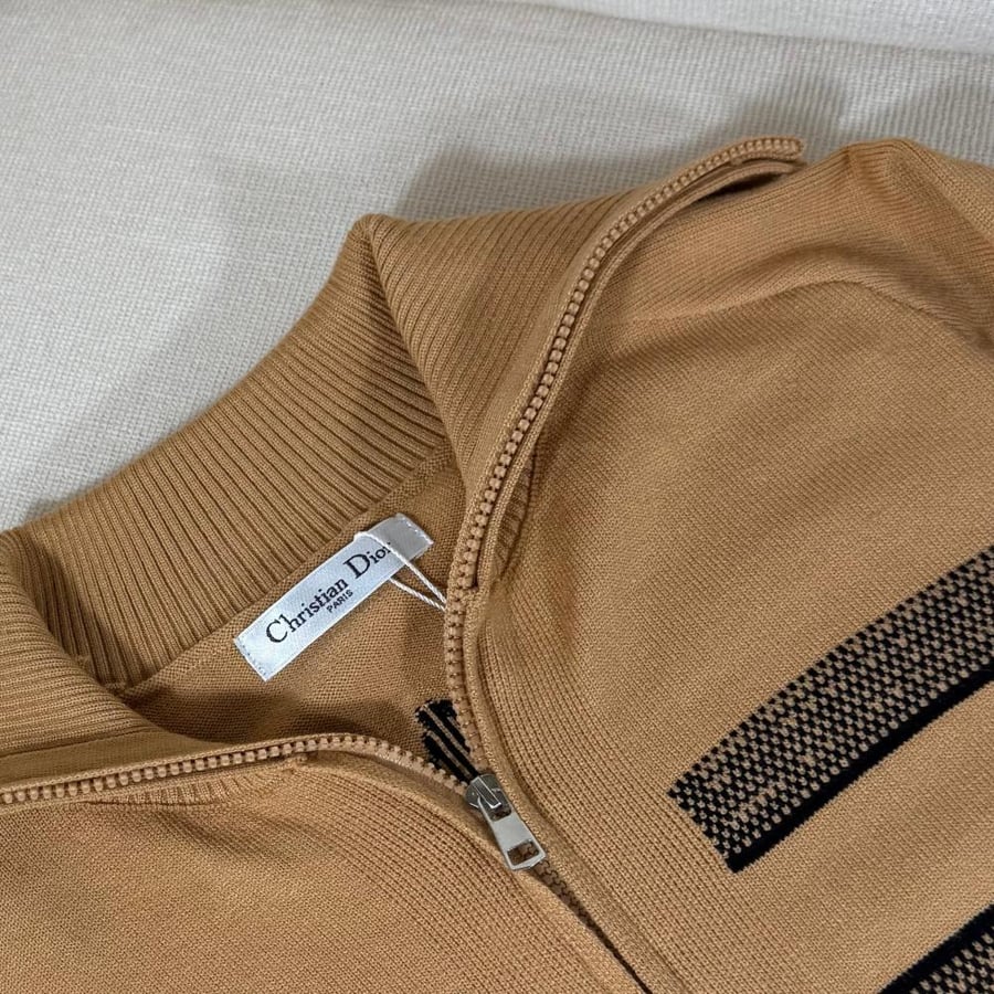 سويتر كرستيان ديور ( اللون بني) sweater Christian Dior